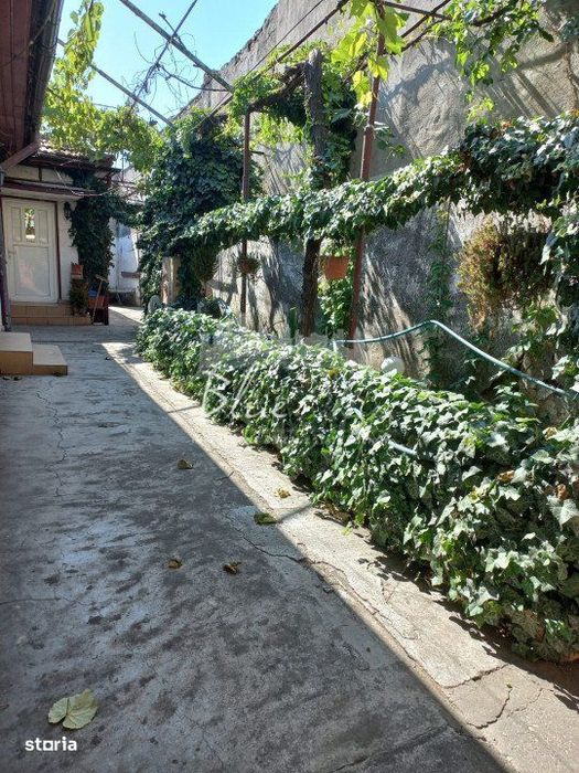 Casa batraneasca  cu teren de 435mp cu utilitati si deschidere 14 m-
