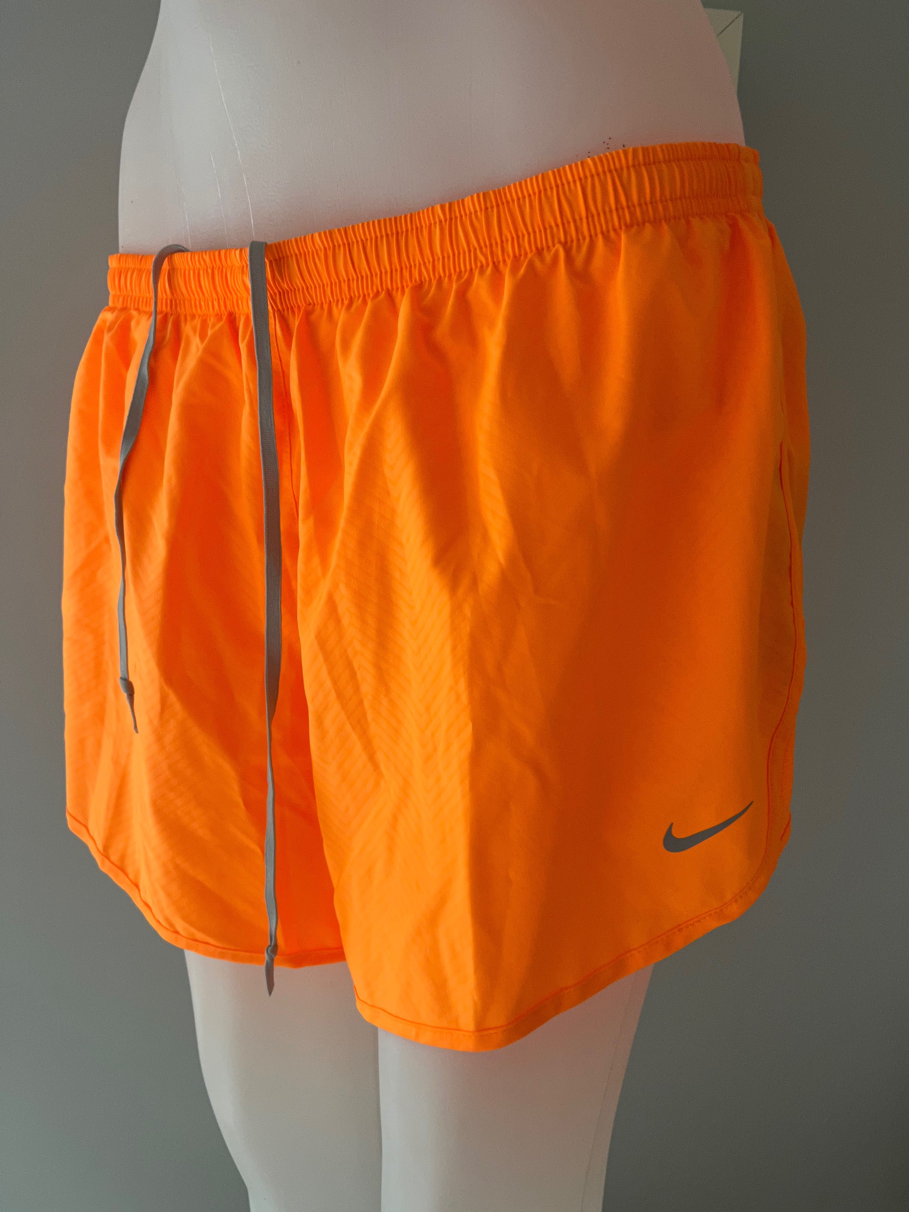 Къси дамски панталонки NIKE Modern Tempo Embossed Running Shorts