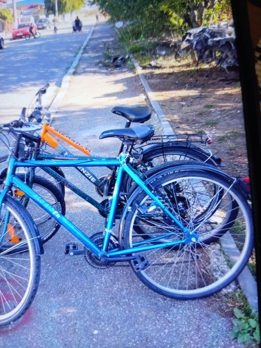 Vind patru biciclete doua au cadru din carbon