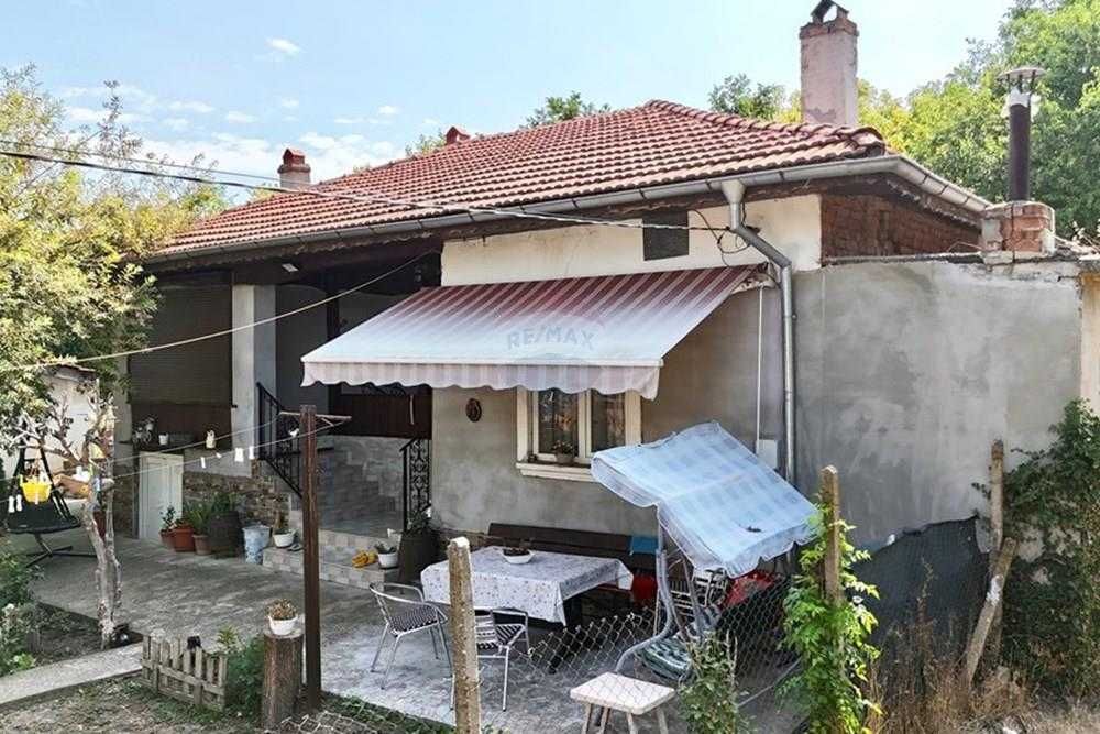 Обзаведена къща с гараж в с. Голямо Враново!