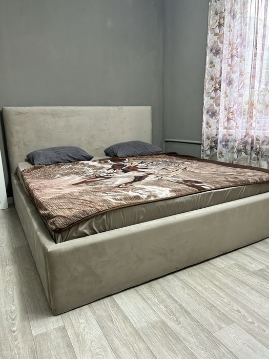 Двуспальная кровать 180*200 с матрасом