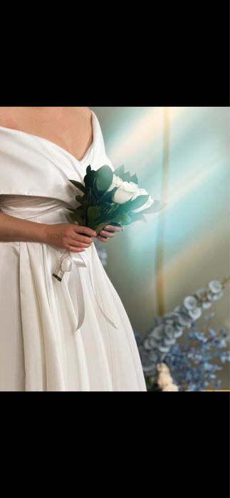 Продам платье цвета айвори, длина миди. Состояние нового