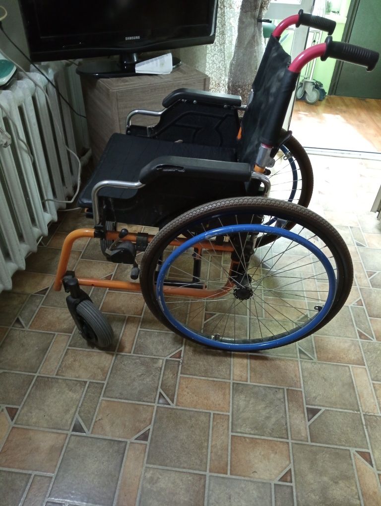 Инвалидные коляски, ходунки