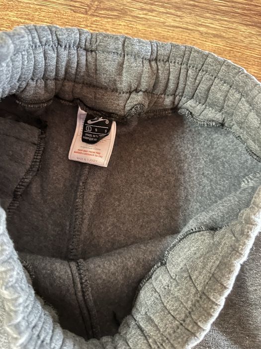 Мъжко,сиво,ватирано долнище Nike с ципове на джобовете