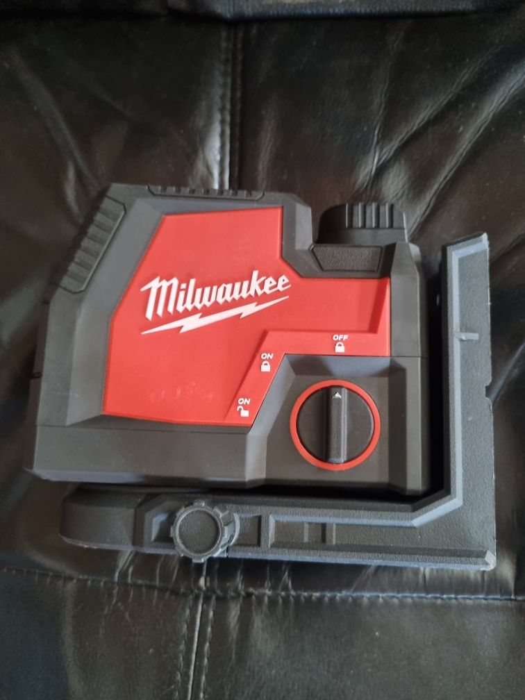 Laser milwaukee cu acumulator