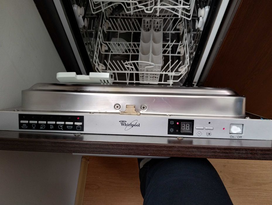 Продавам съдомиялна машина Whirlpool