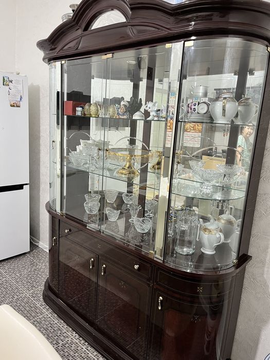 Гарнитур добротная, красивая для кухни или зала