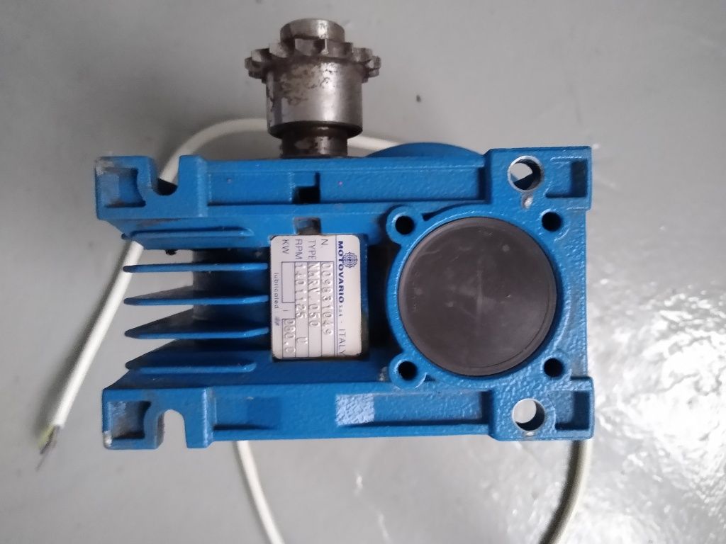 Reductor motovario ,radiator cu ventilație,pompa recirculare lichid .