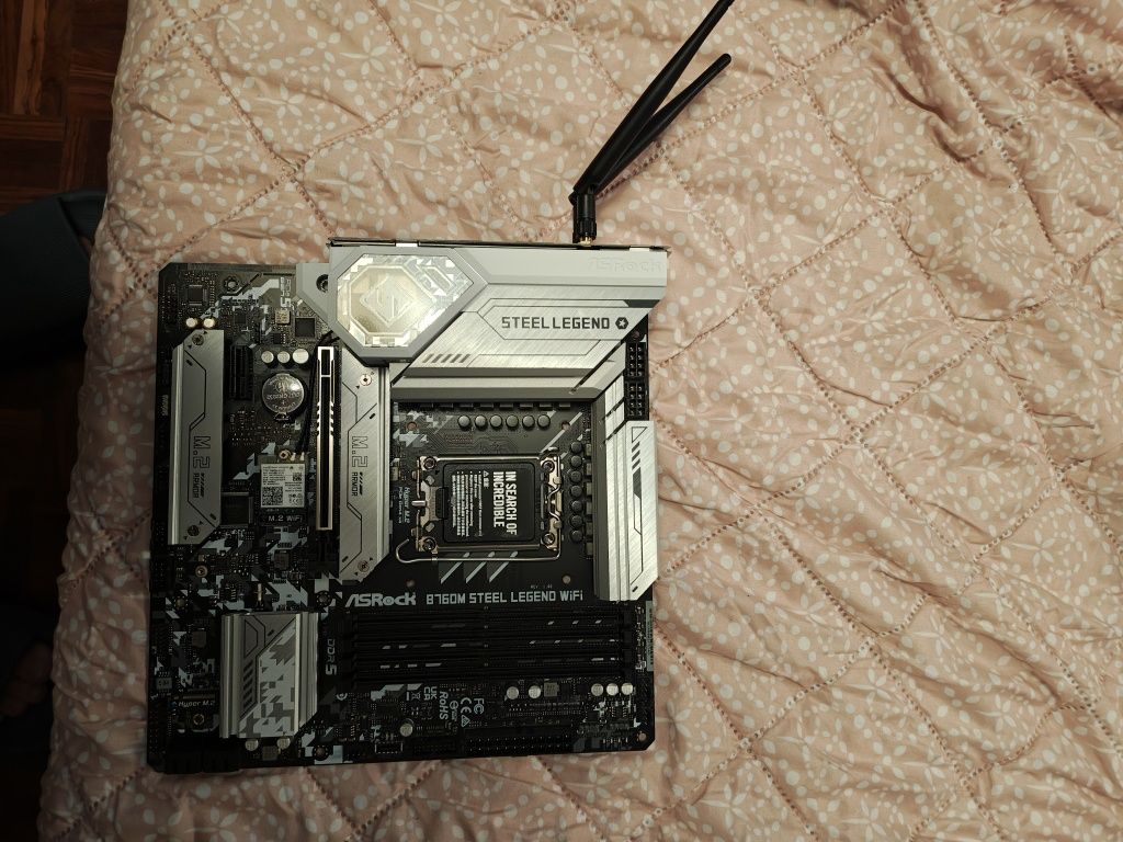 Продавам дъно Asrock B760M STEEL LEGEND WIFI