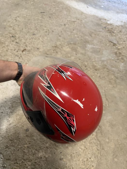 Мото каска – червена, с визьор