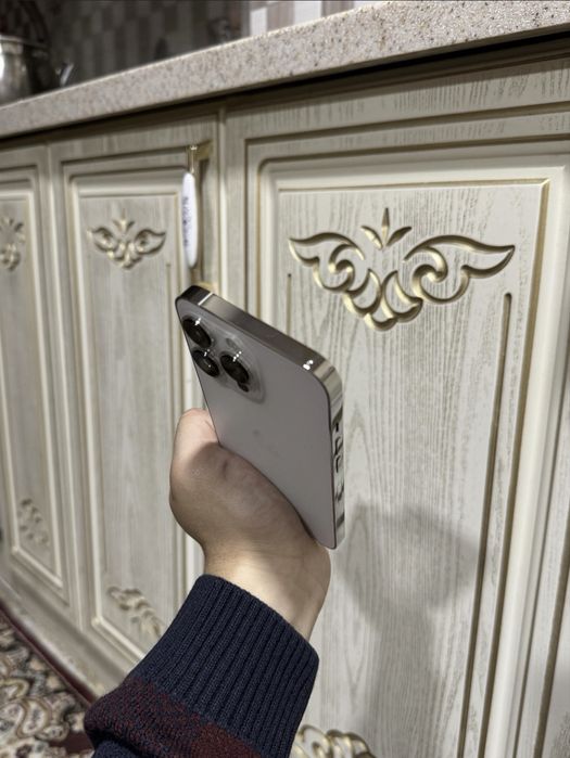 Iphone 13 pro  rangi oq. Hotirasi 256 gb yomksti 80%  kelishamiza narh