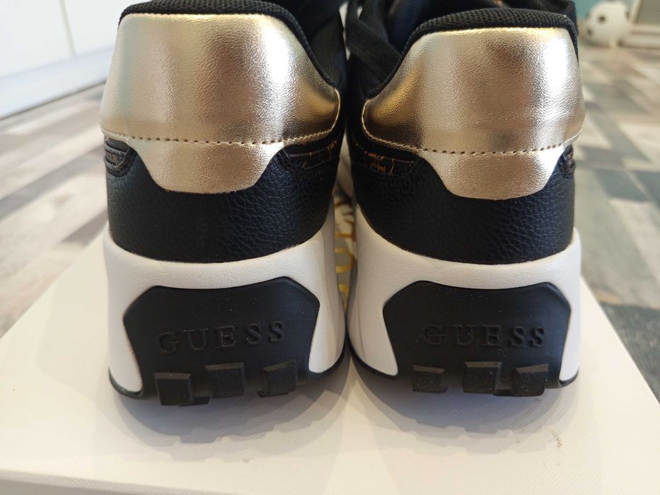 Сникърси на Guess