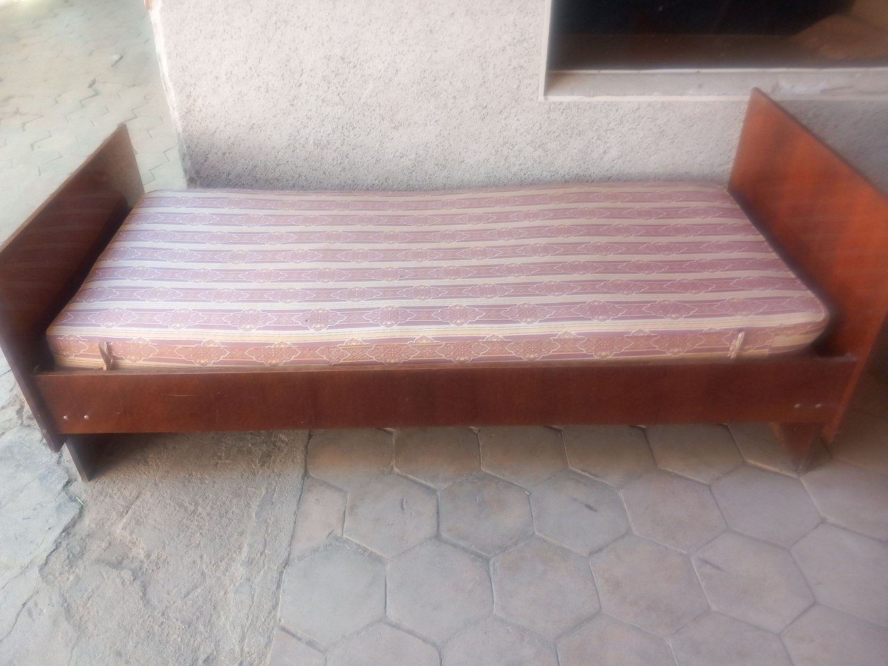 Divan kravatlar 2 ta sotiladi. Holati juda yaxshi