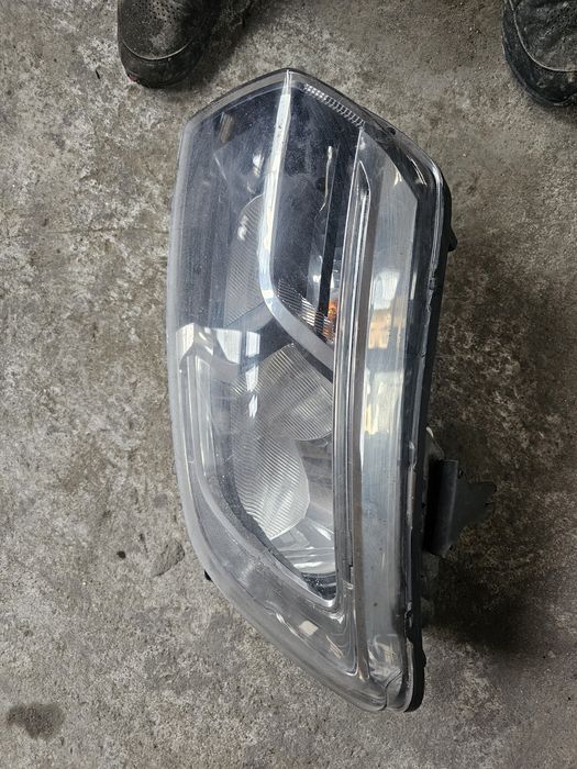 Far stânga  Logan II MCV (2013 - Prezent)