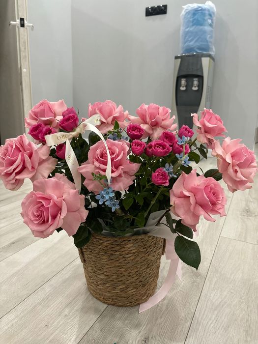 Цветы свежие на кашпо