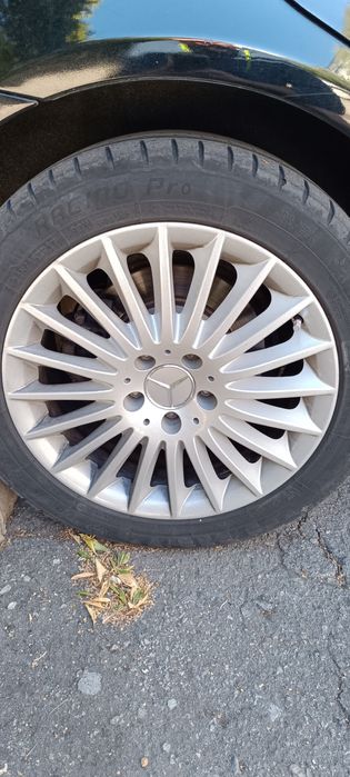 Продавам оригинални лети джанти с гуми 17 цола за Мерцедес w212