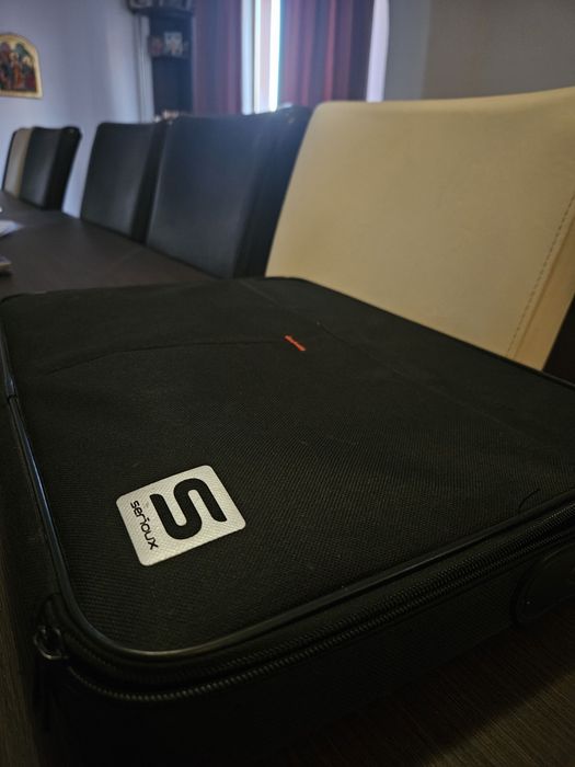 Laptop Lenovo - Ideal pentru muncă de birou, școală și uz zilnic.