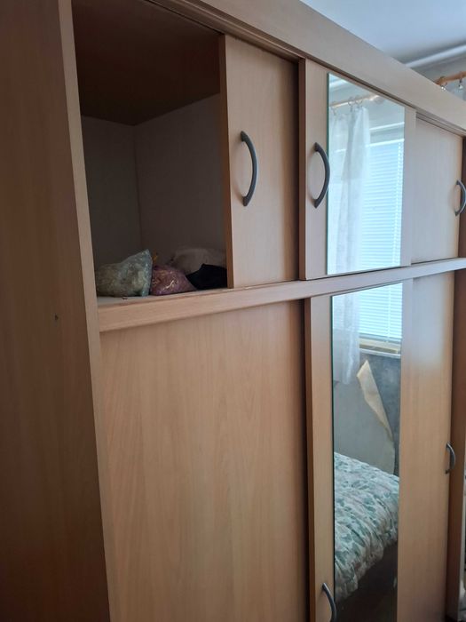 Немски гардероб с плъзгащи врати и огледало