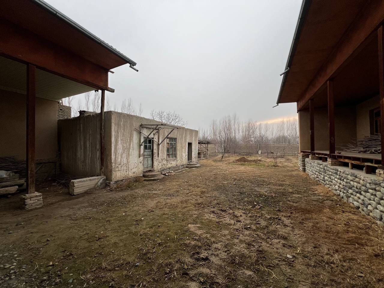 Hovli uy sotiladi