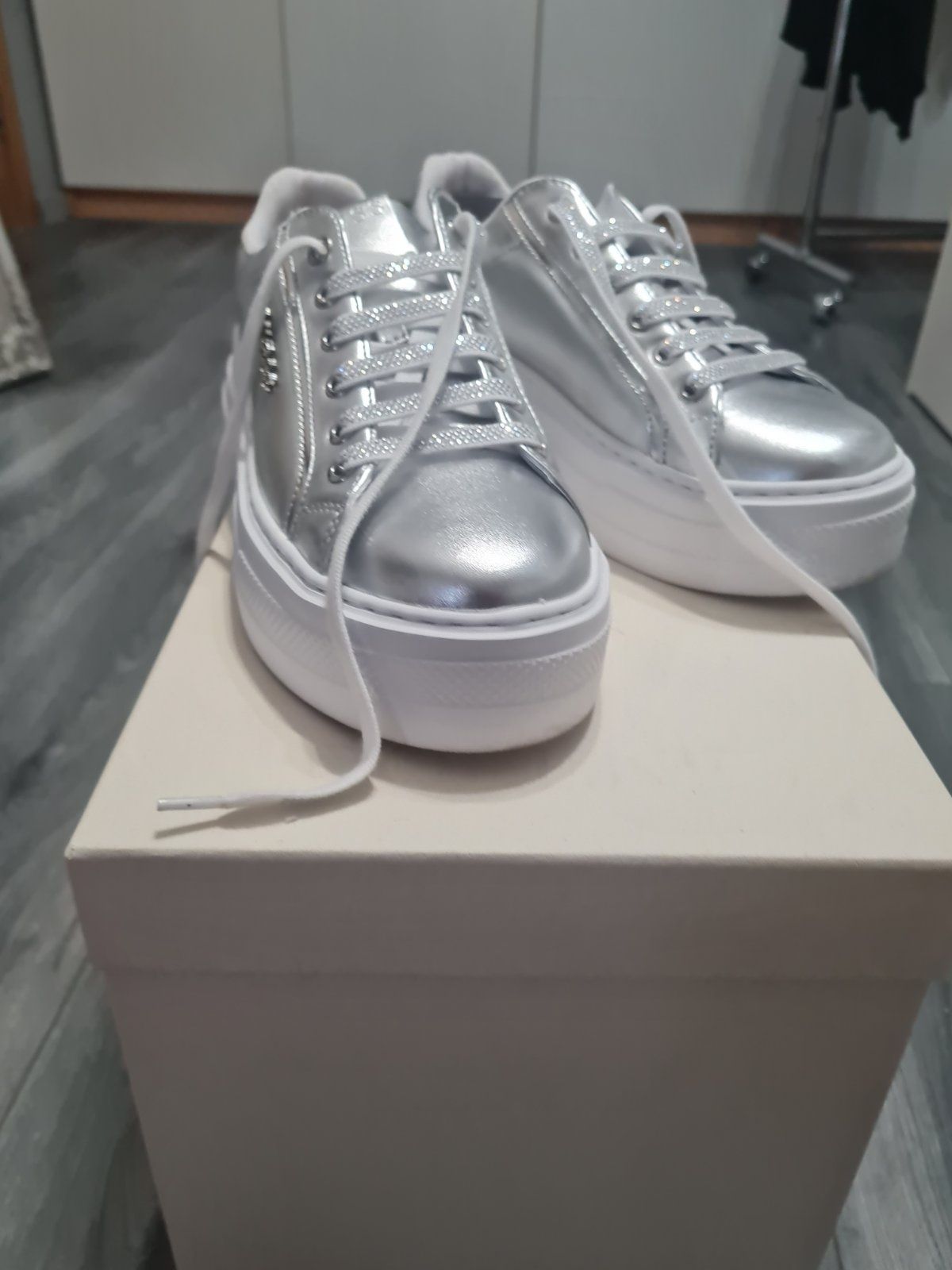 Сникърси Guess Гес