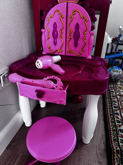 Детский столик с зеркалом