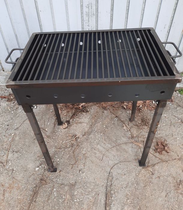 Grătar metalic 60x40 cm, tablă striată 3mm – cu picioare demontabile