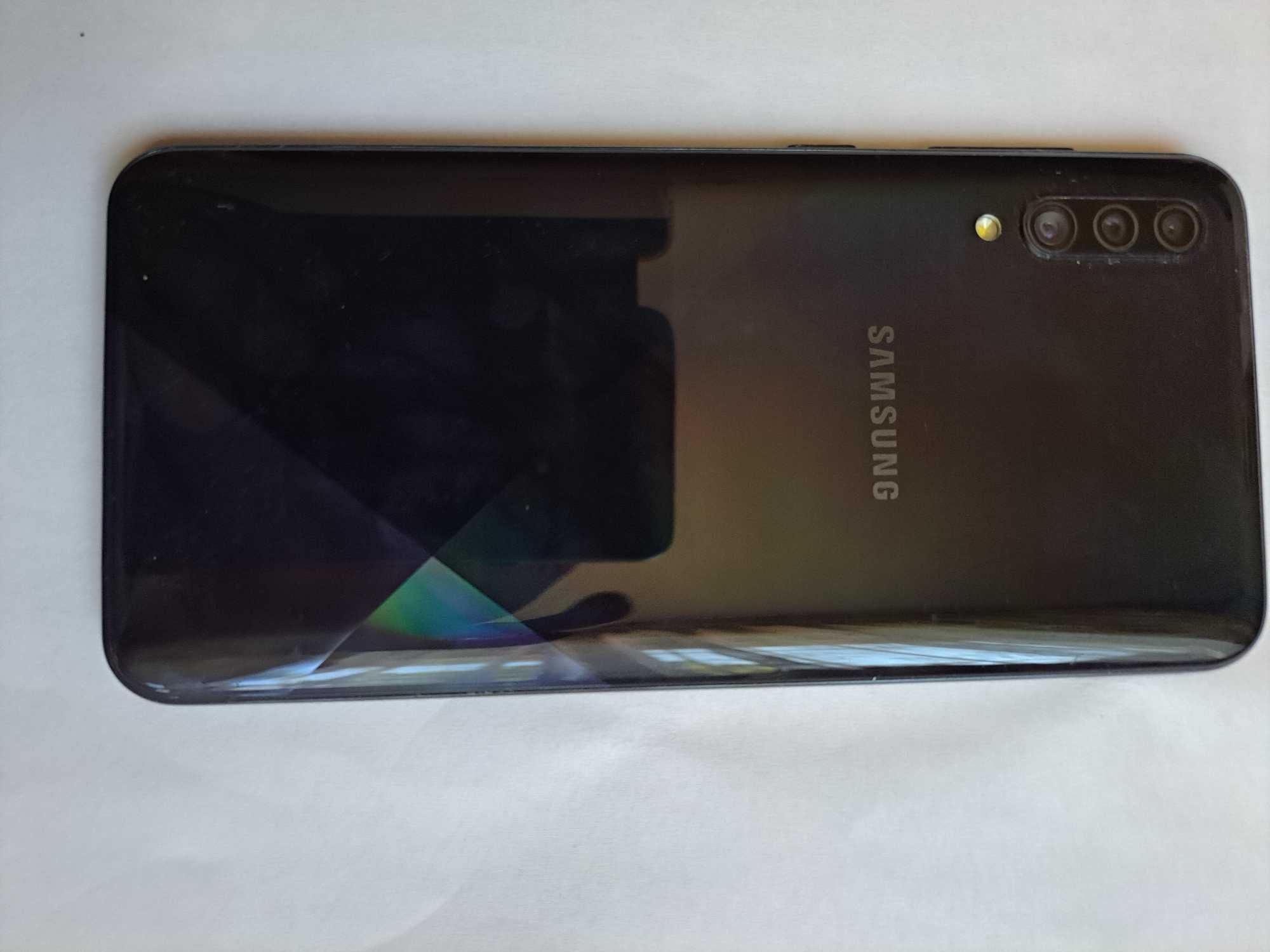 Малко използван телефон Samsung A30 s със зарядно