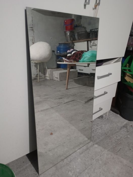 Vând 4 oglinzi la fel .