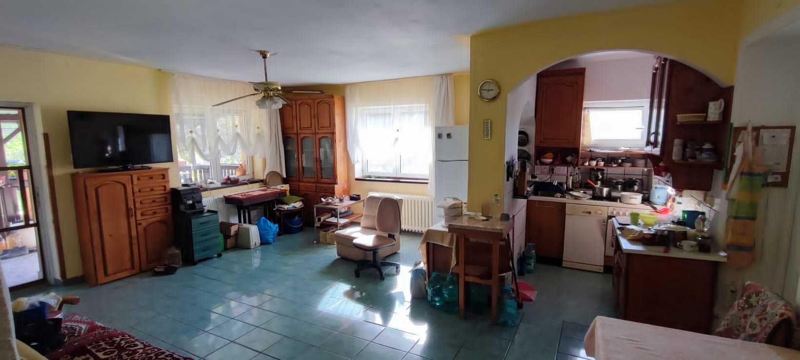 Vind casa cu etaj in muntii expusa la soare toata ziua