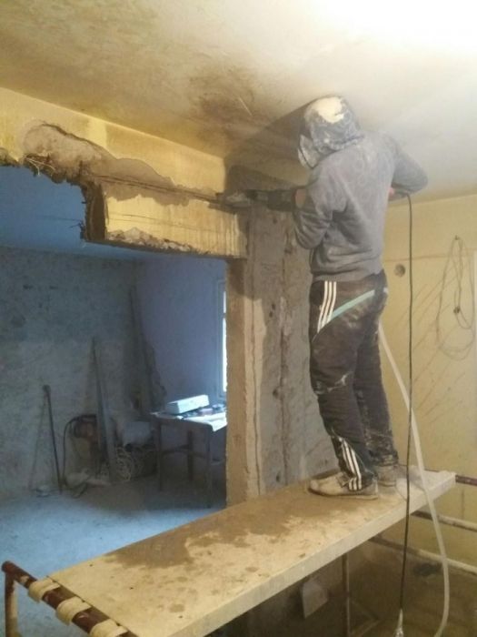 Gaura hota Taieri pereti Santuri pentru instalatii Demolari Decapari