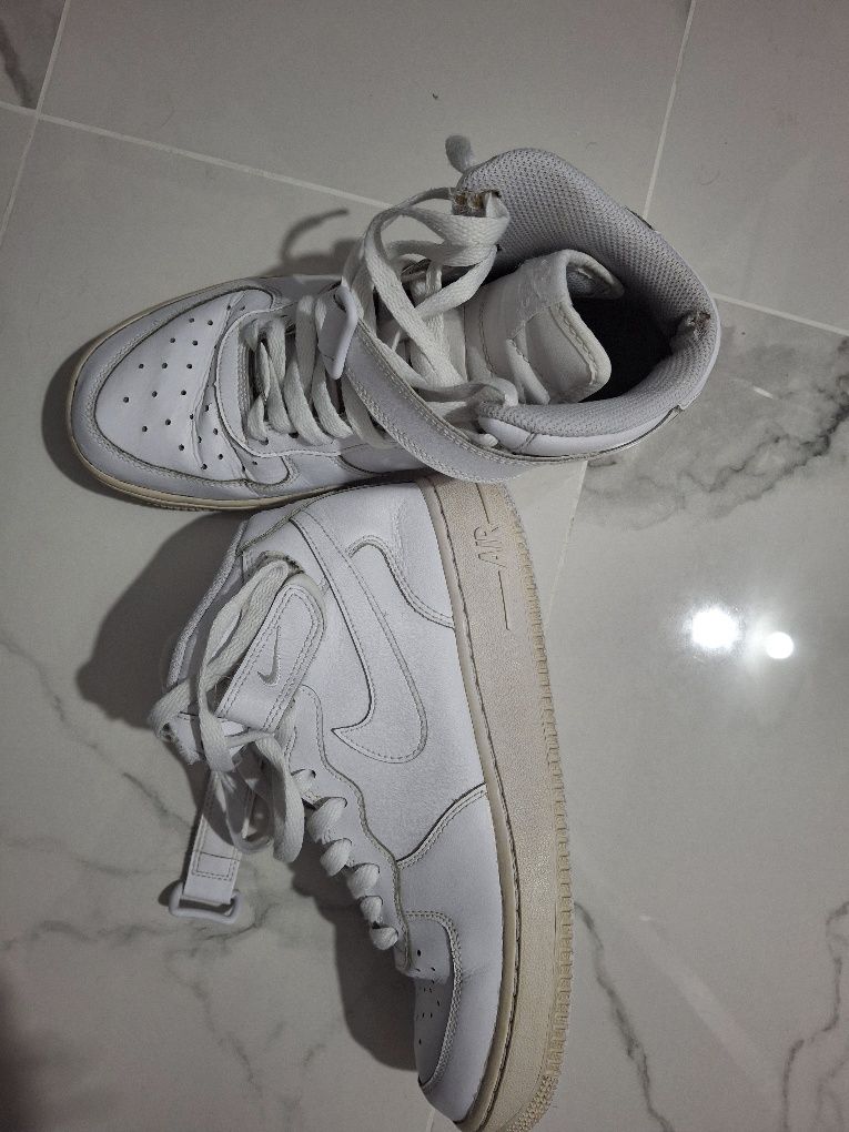 Adidasi nike 39 .