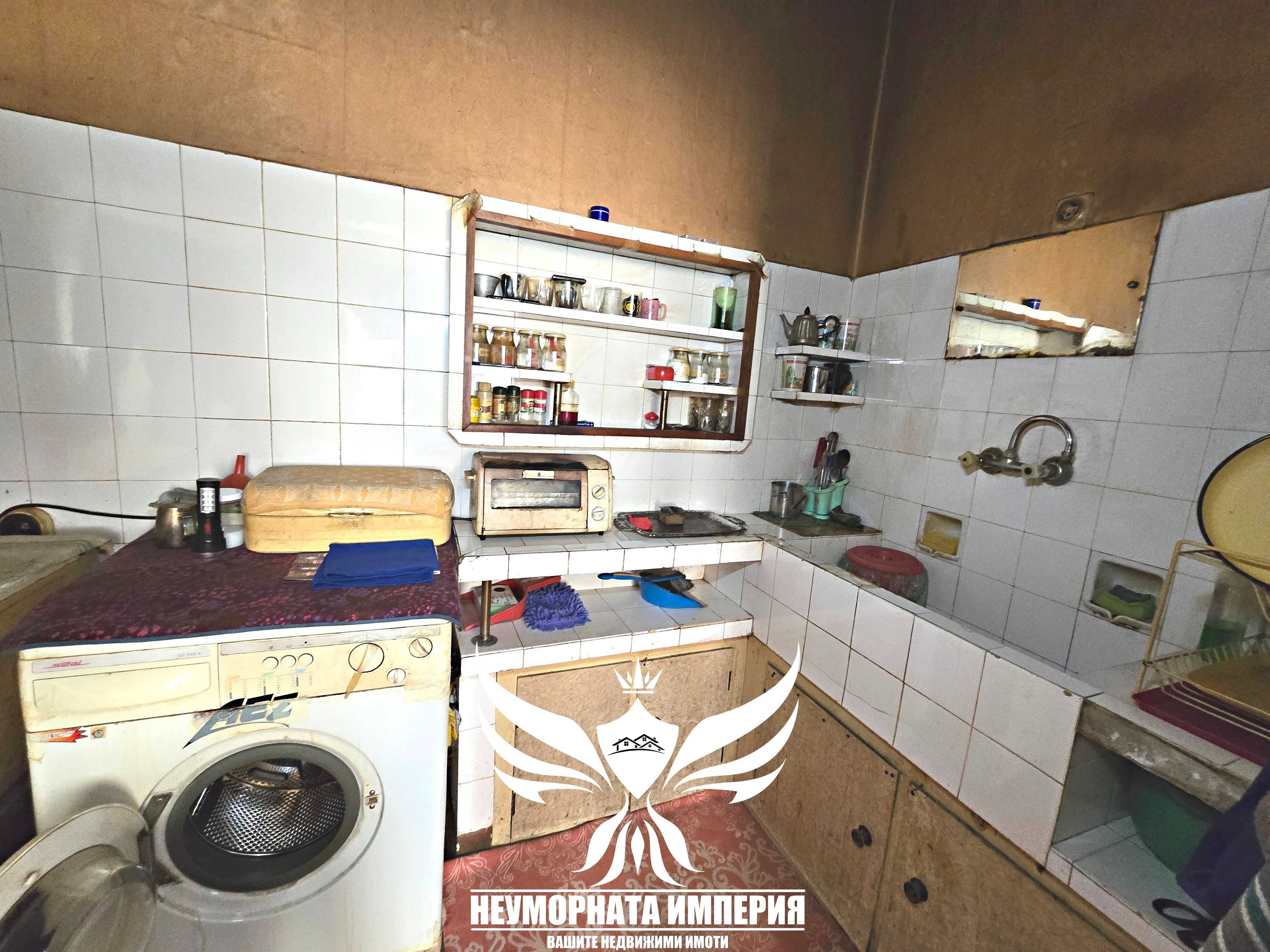 Продавам тристаен 120кв. с гараж и дворно място в Асеновград
