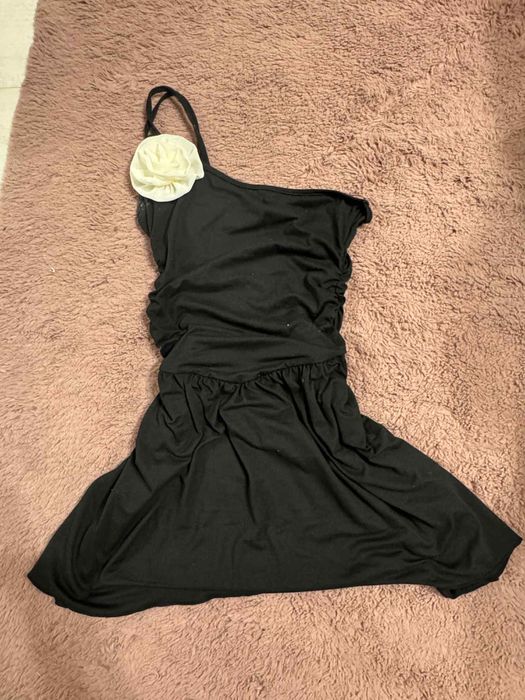 Рокля с детайл Шийн