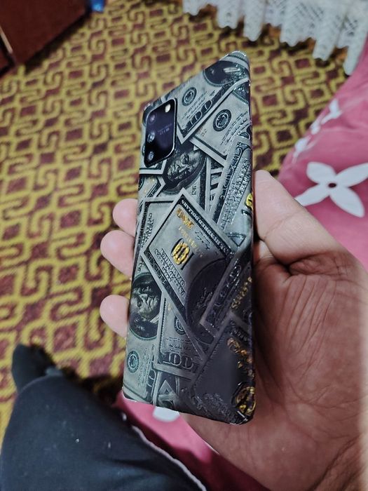 Samsung S10 Lite  6/128 сотилади 115$. Обмен бор.