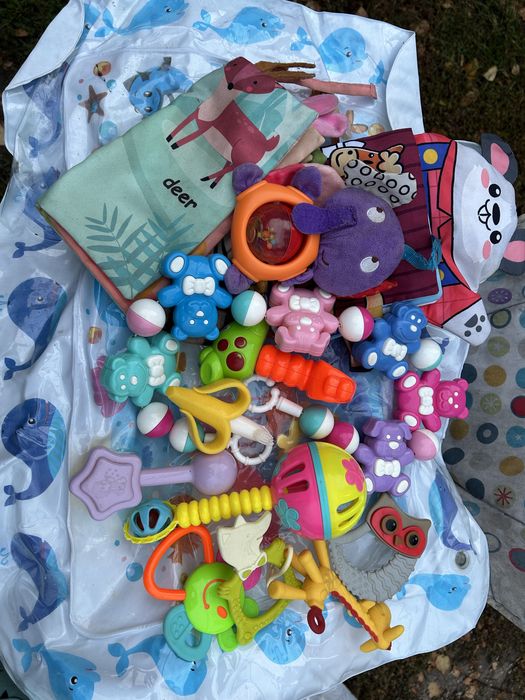 Отдам деткие погремушки, грызунки, водный коврик