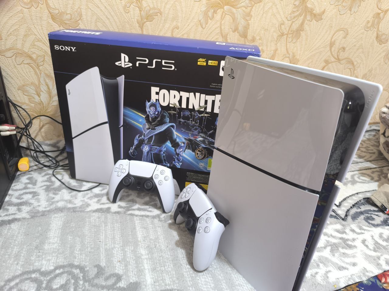 Playstation 5 slim 2 Джойстик идеальный состояние как новый  и подписк