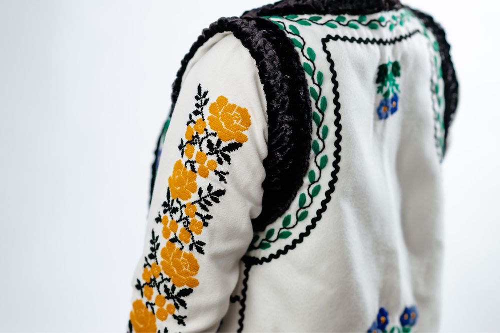 Veste cu motive traditionale, cusute manual