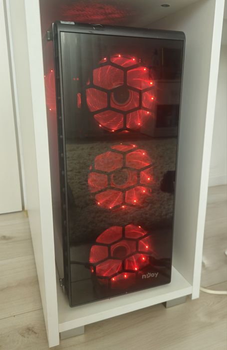 Calculator cu monitor, boxe și tastatură