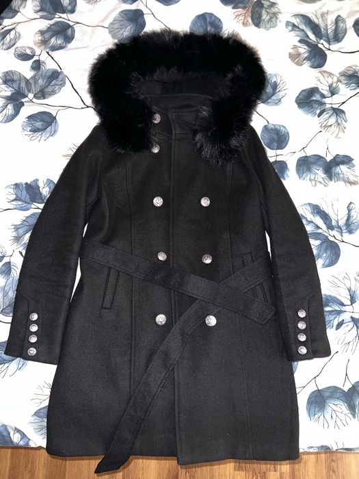 Черно палто с качулка и пух