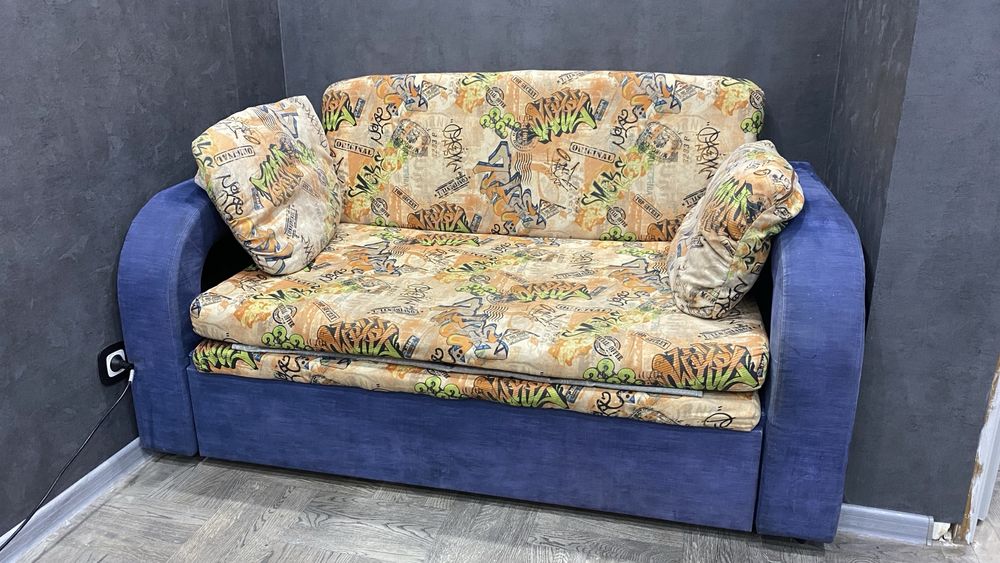 Продам диван подростковый.