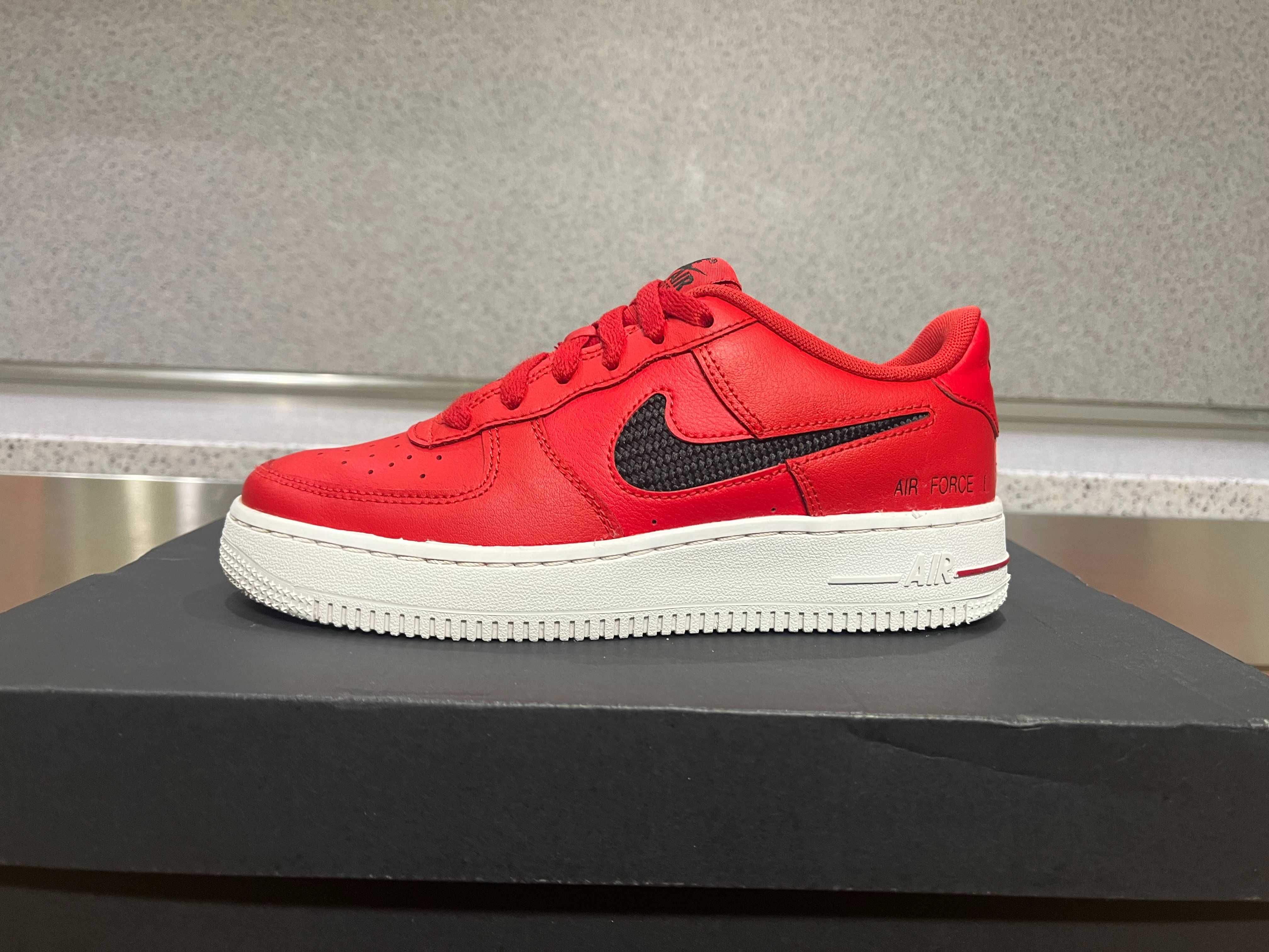 ОРИГИНАЛНИ *** Nike Air Force 1 `07 University Red / Black