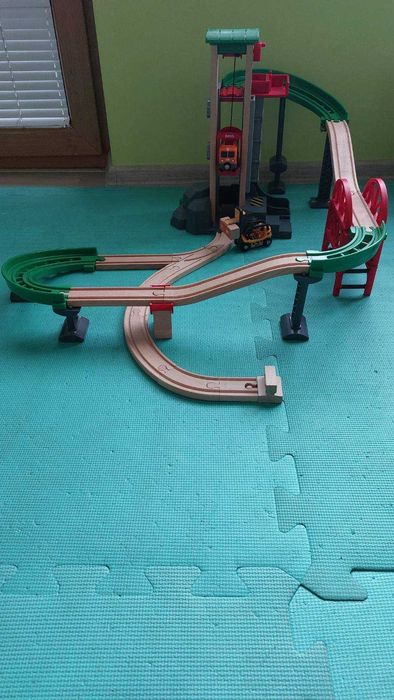 Brio , склад с асансьор и влаково трасе