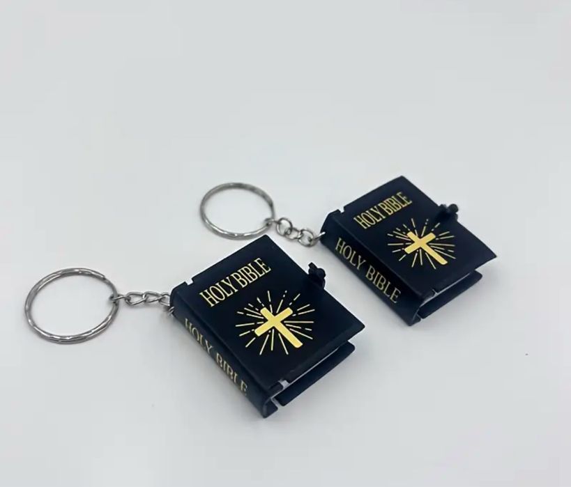 Breloc biblie miniatura - oferta 2+1 gratis