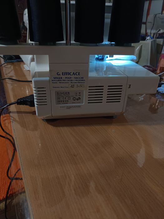 Mașină surfilat și cusut .