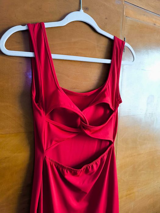 Червена рокля с гол гръб, официална или ежедневна