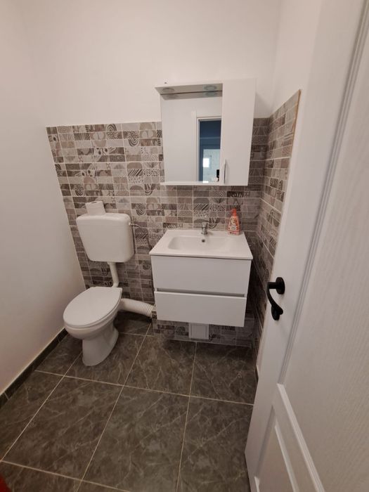 Inchiriez apartament cu 3 camere, zona centrala