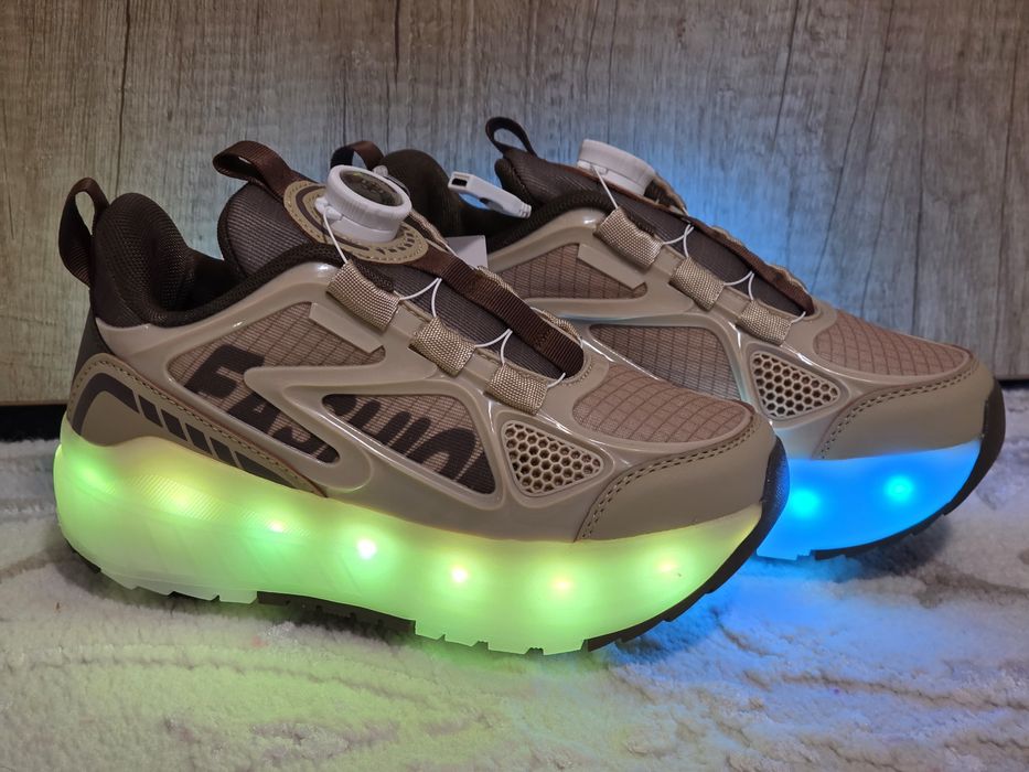 Adidasi noi cu role detașabile