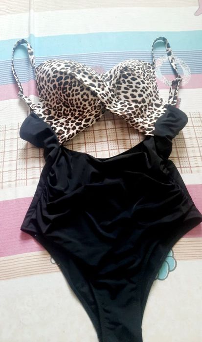 Купальник 48-размер. 3000тг и другие Одежды по 1000тг.