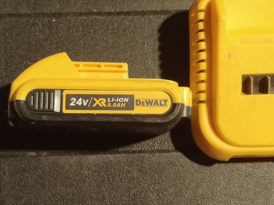 Dewalt Зарядна Станция + Батерия