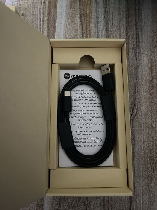 Телефон Motora G35 + прозрачен кейс